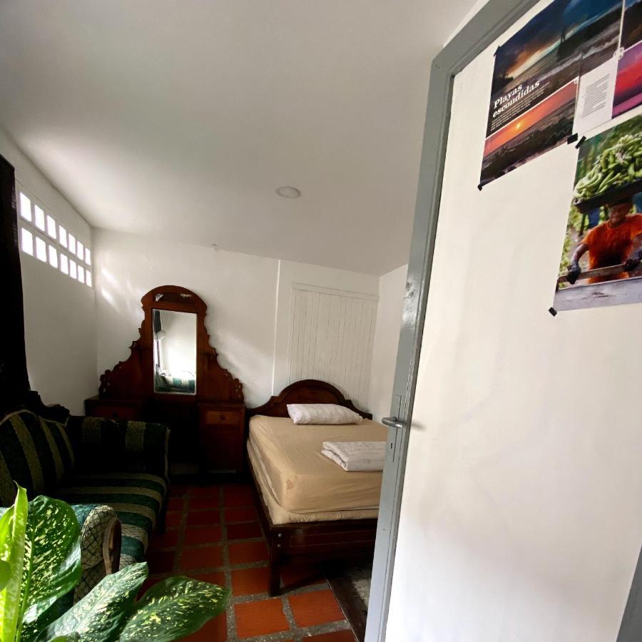 Hostal Casa Las Tias 메딜린 외부 사진